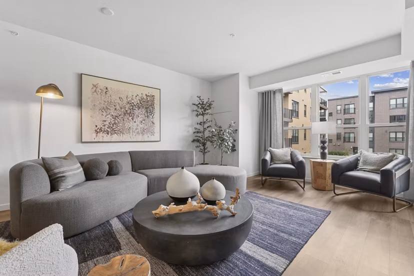 living room at 610 West Apartments 