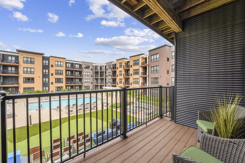 patio at 610 West Apartments 