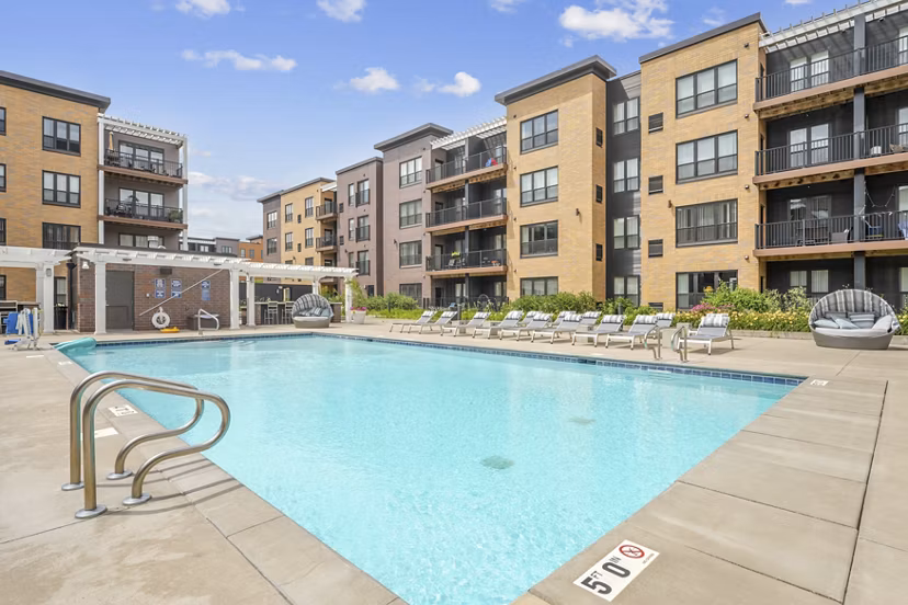 pool at 610 West Apartments 