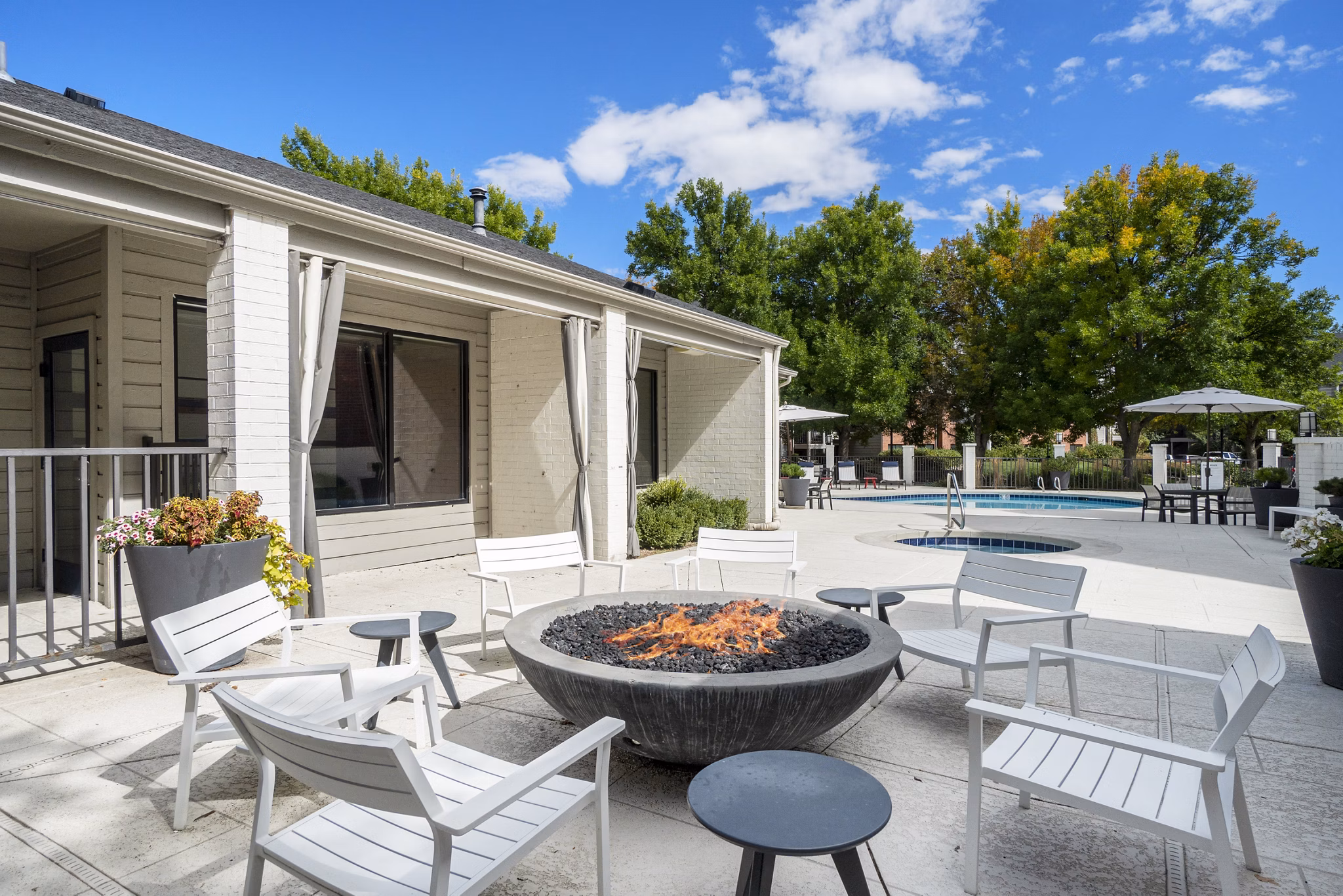 grill area at Courtney Park Apartments 