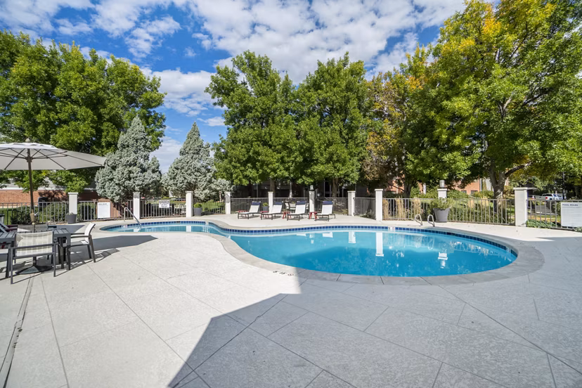 pool at Courtney Park Apartments 
