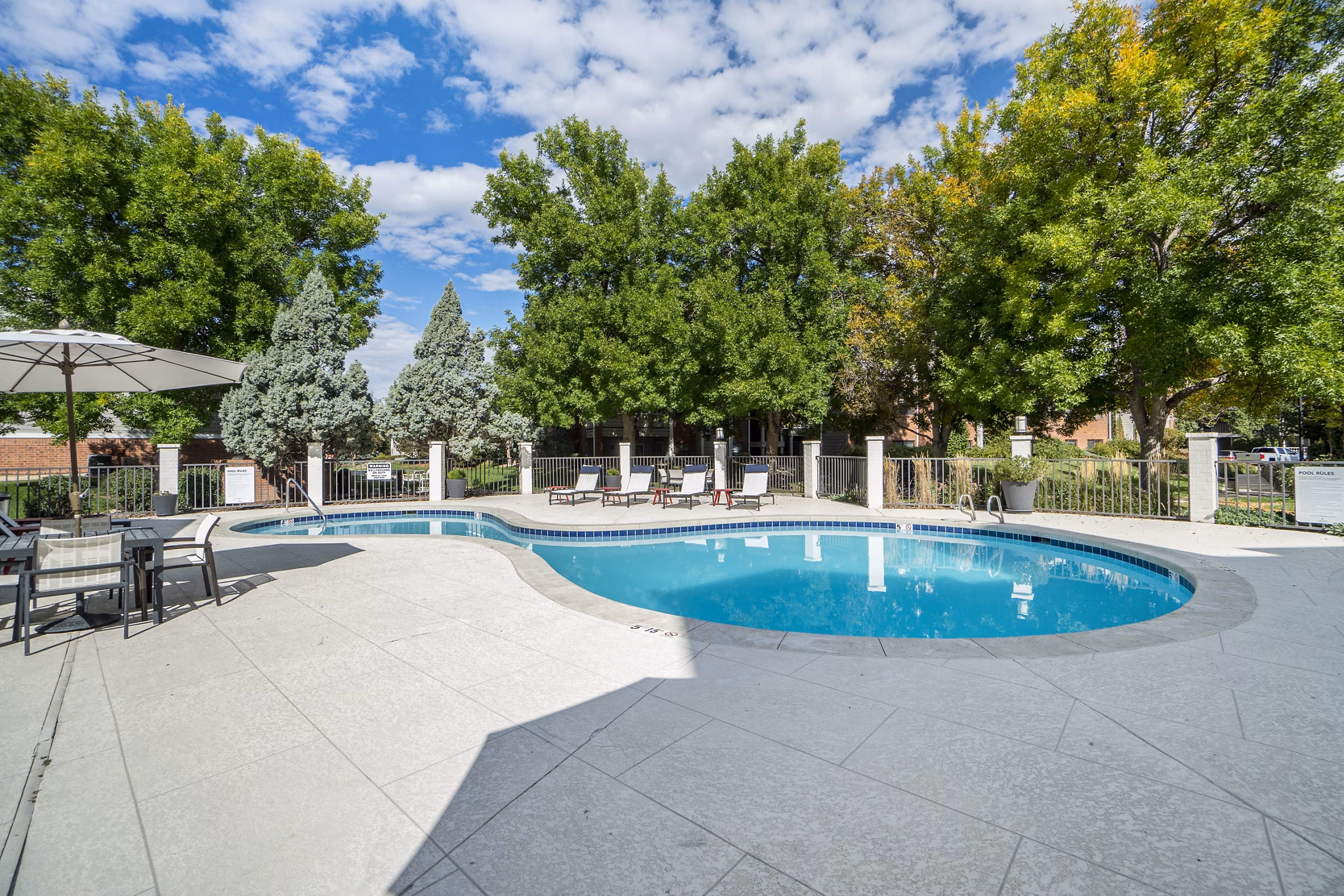 pool at Courtney Park Apartments 
