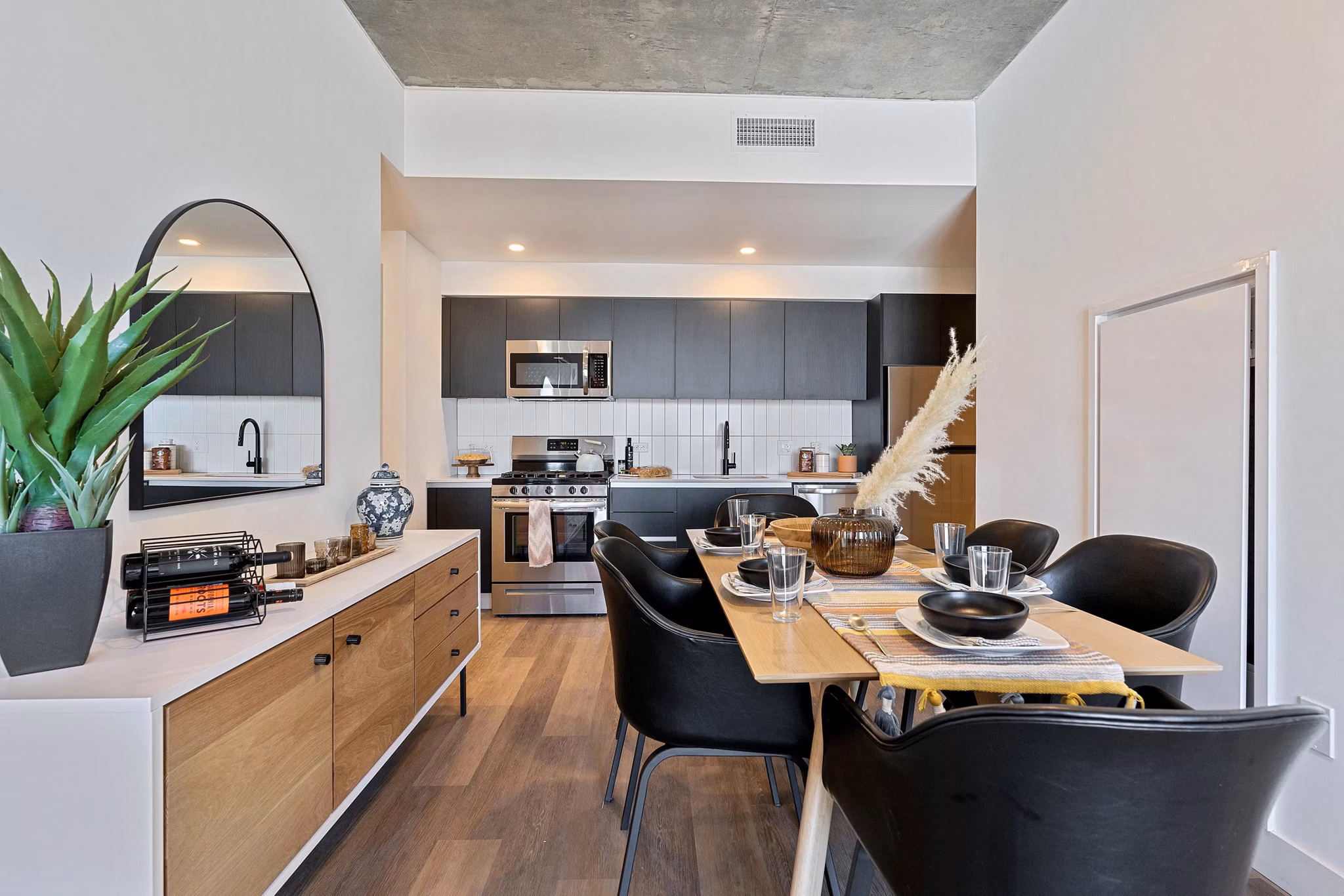 dining room at Rosie Apartments 