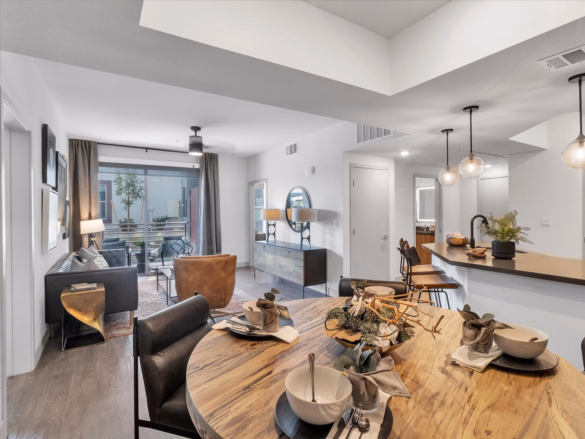 dining room at Elysian at Sunset Apartments