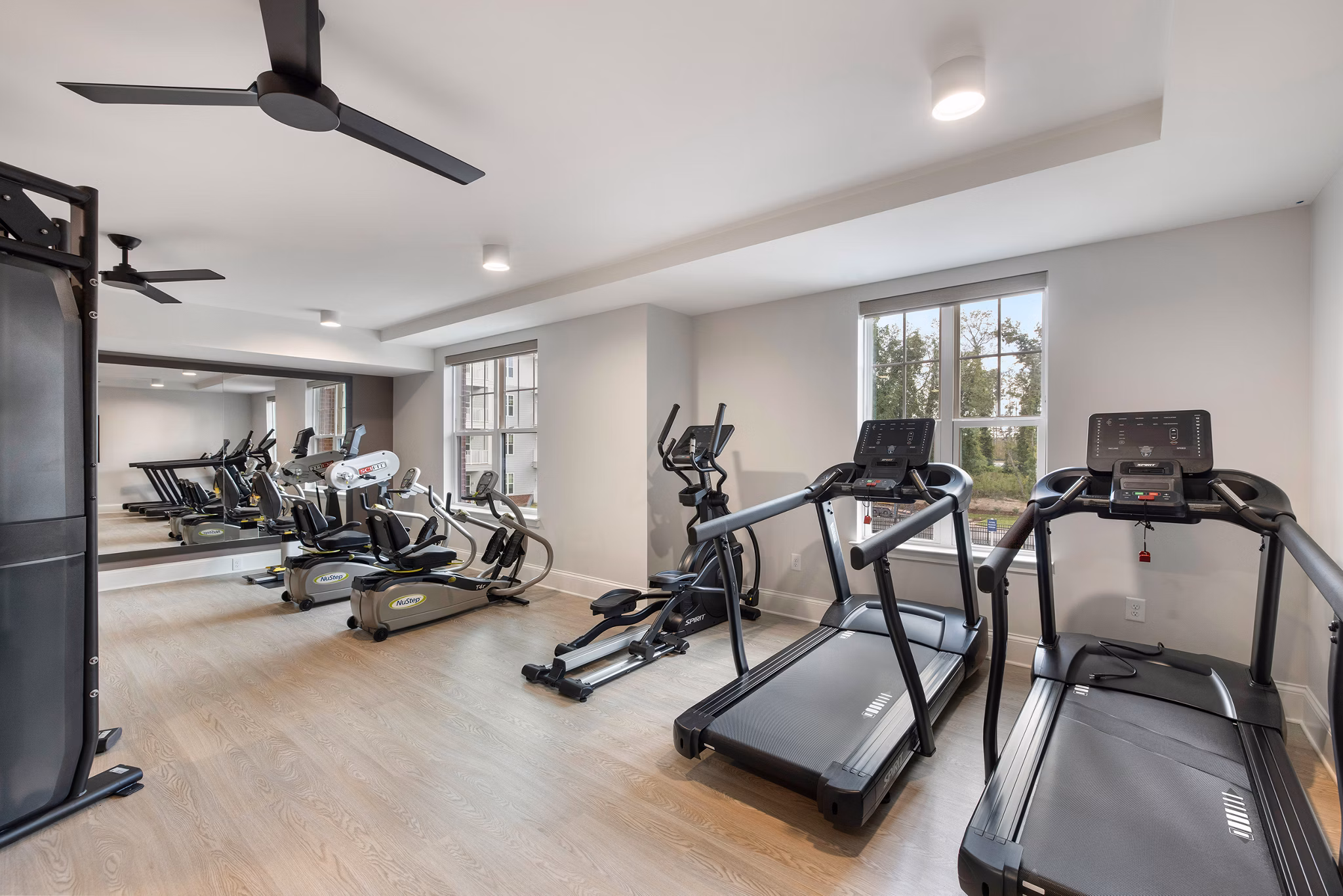 fitness center at Album Summit Pines Apartments