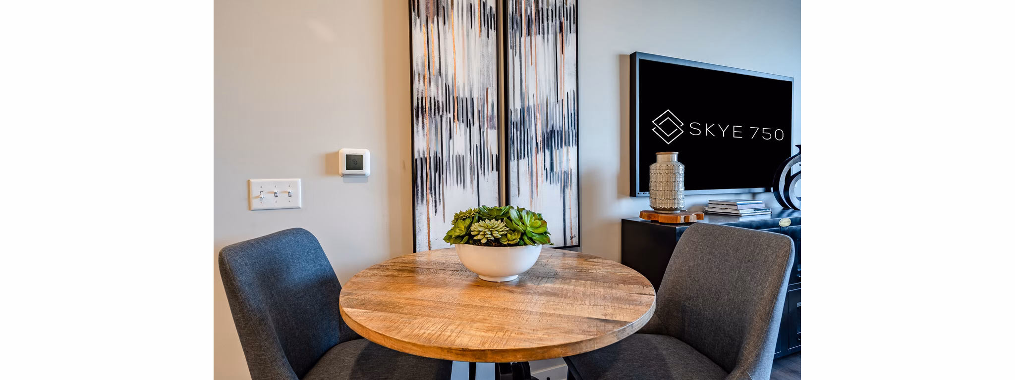 dining area at Skye 750 Apartments