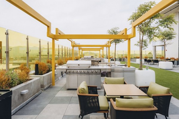 grill area at TENTEN Campus Glendale Apartments 