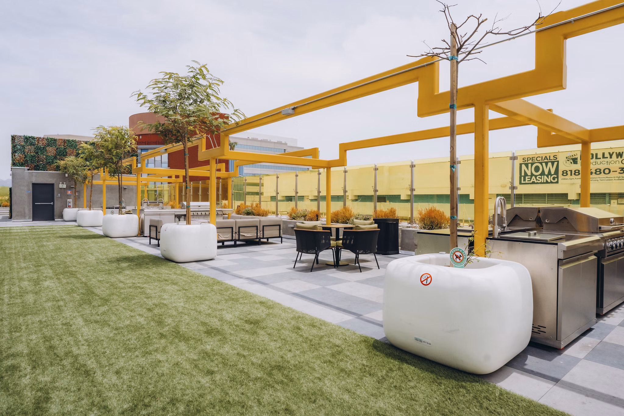 grill area at TENTEN Campus Glendale Apartments 