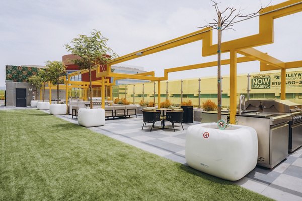 grill area at TENTEN Campus Glendale Apartments 