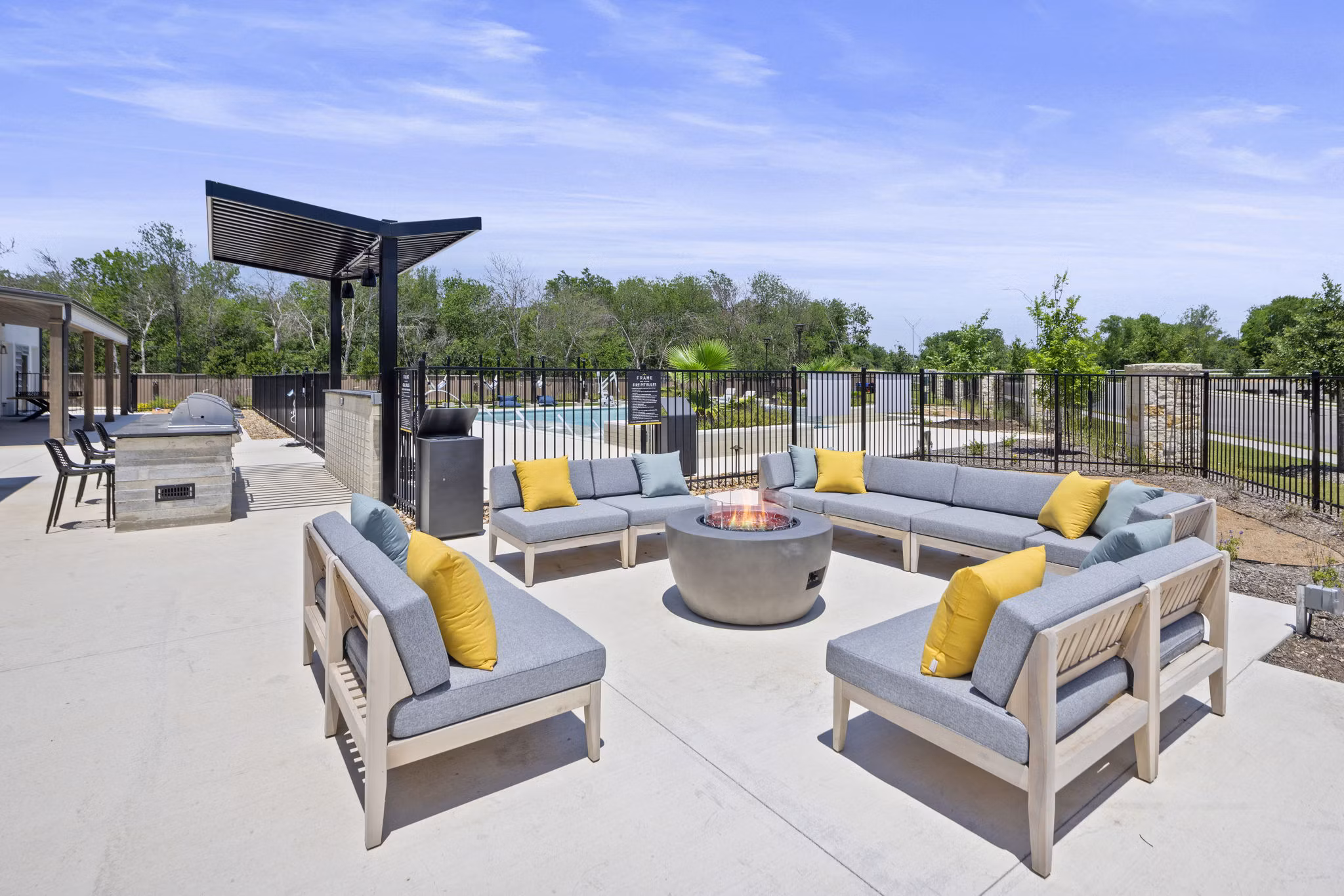 grill area at Frame Med Center Apartments 