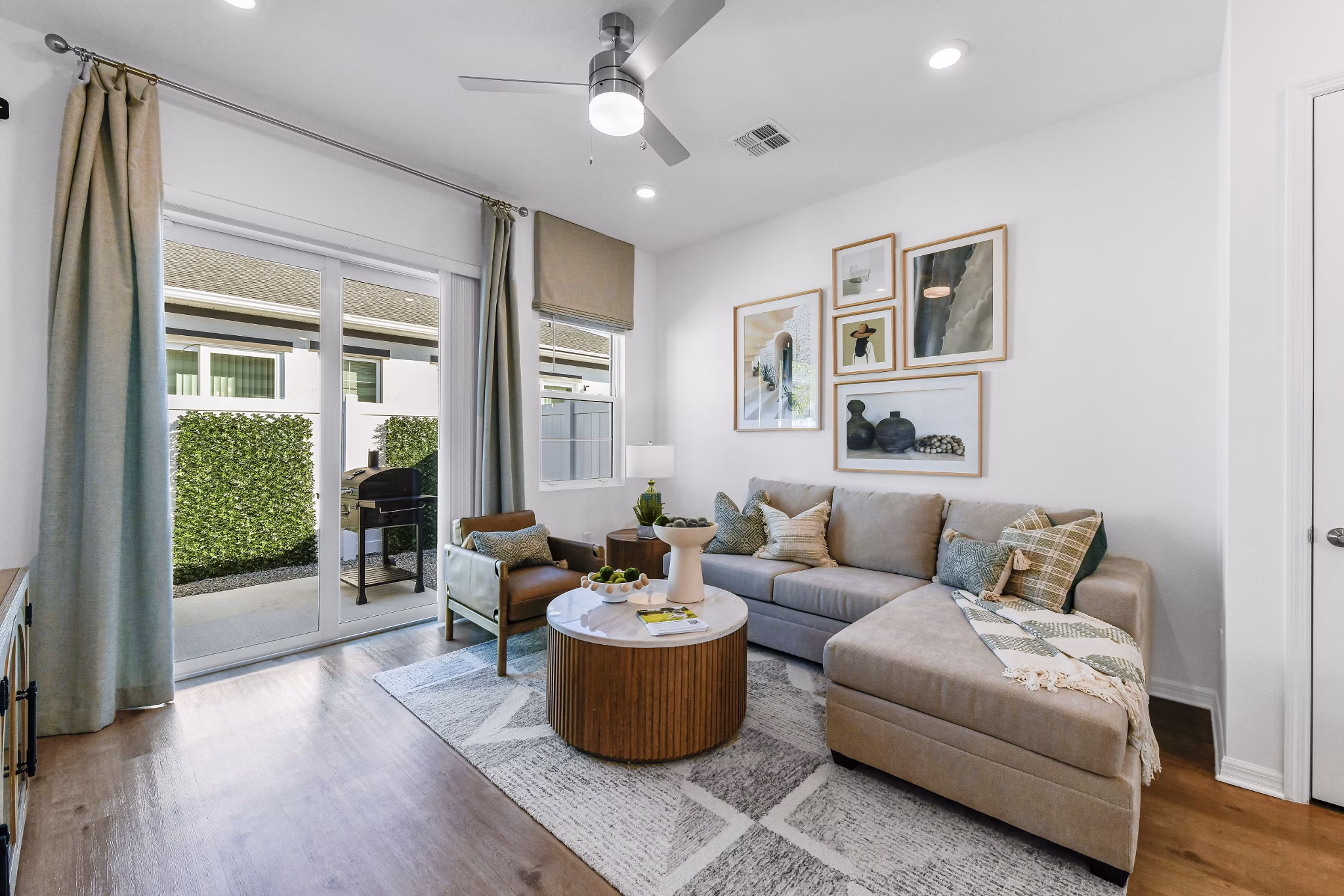 living room at Yardly Ellenton Apartments 