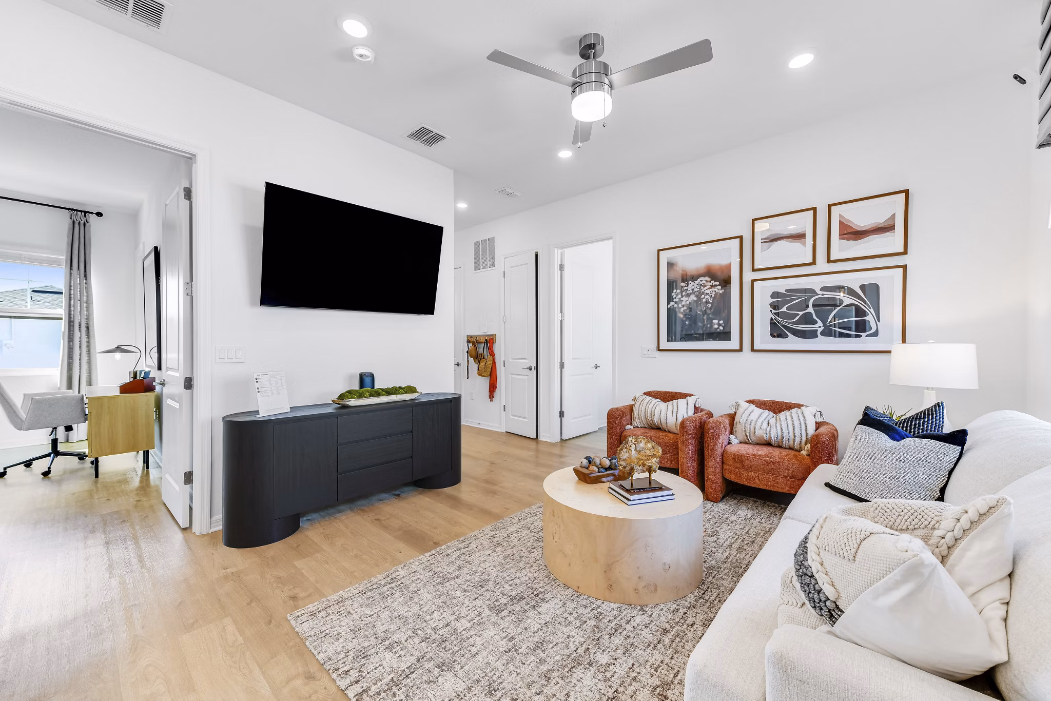 living room at Yardly Ellenton Apartments 