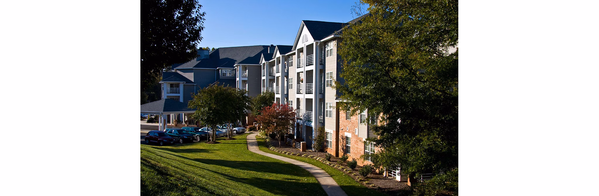 building/exterior at Kings Reserve Sterling Apartments