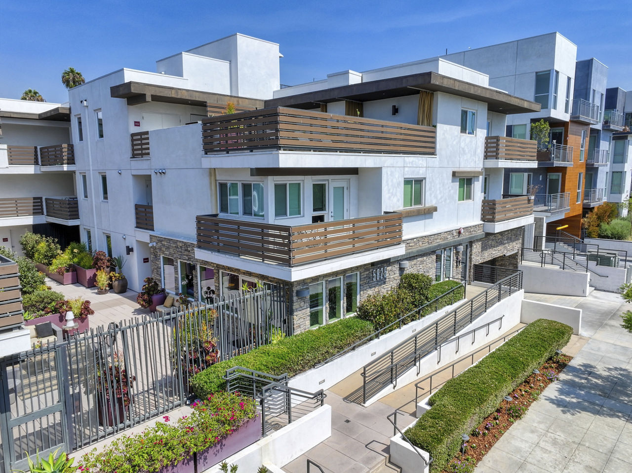 The Metropolitan At Larchmont Village Los Angeles Ca 2 of 12
