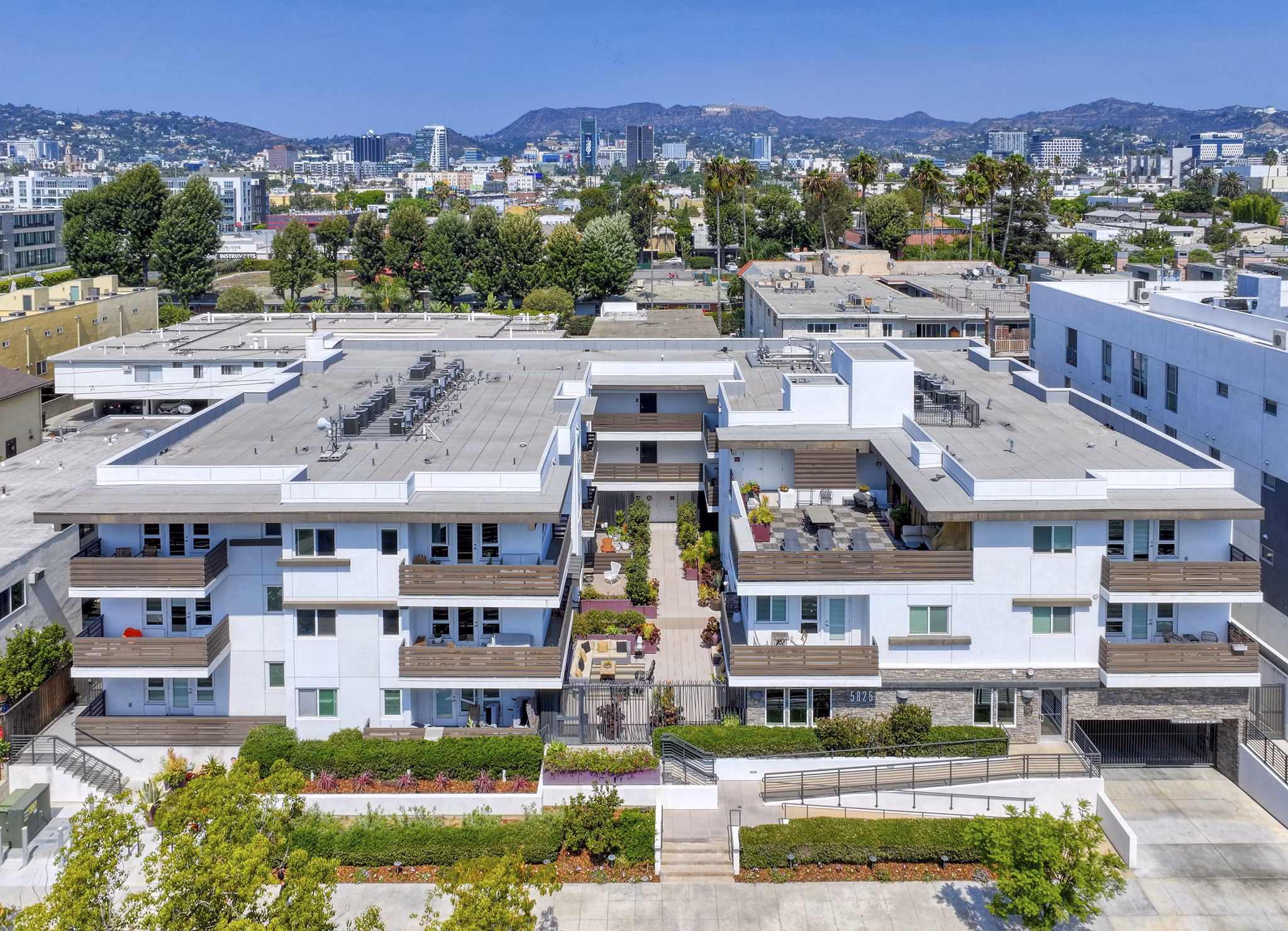 building/exterior at The Metropolitan at Larchmont Village Apartments