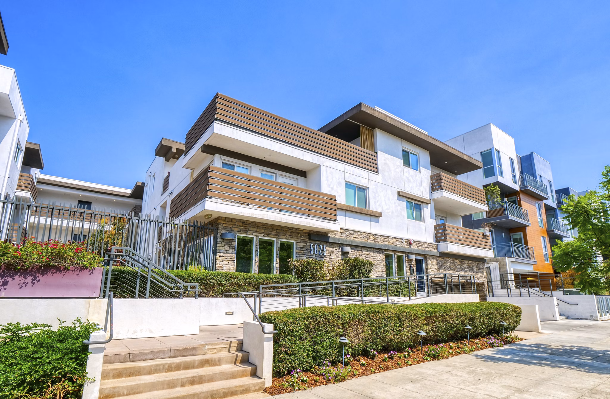 building/exterior at The Metropolitan at Larchmont Village Apartments