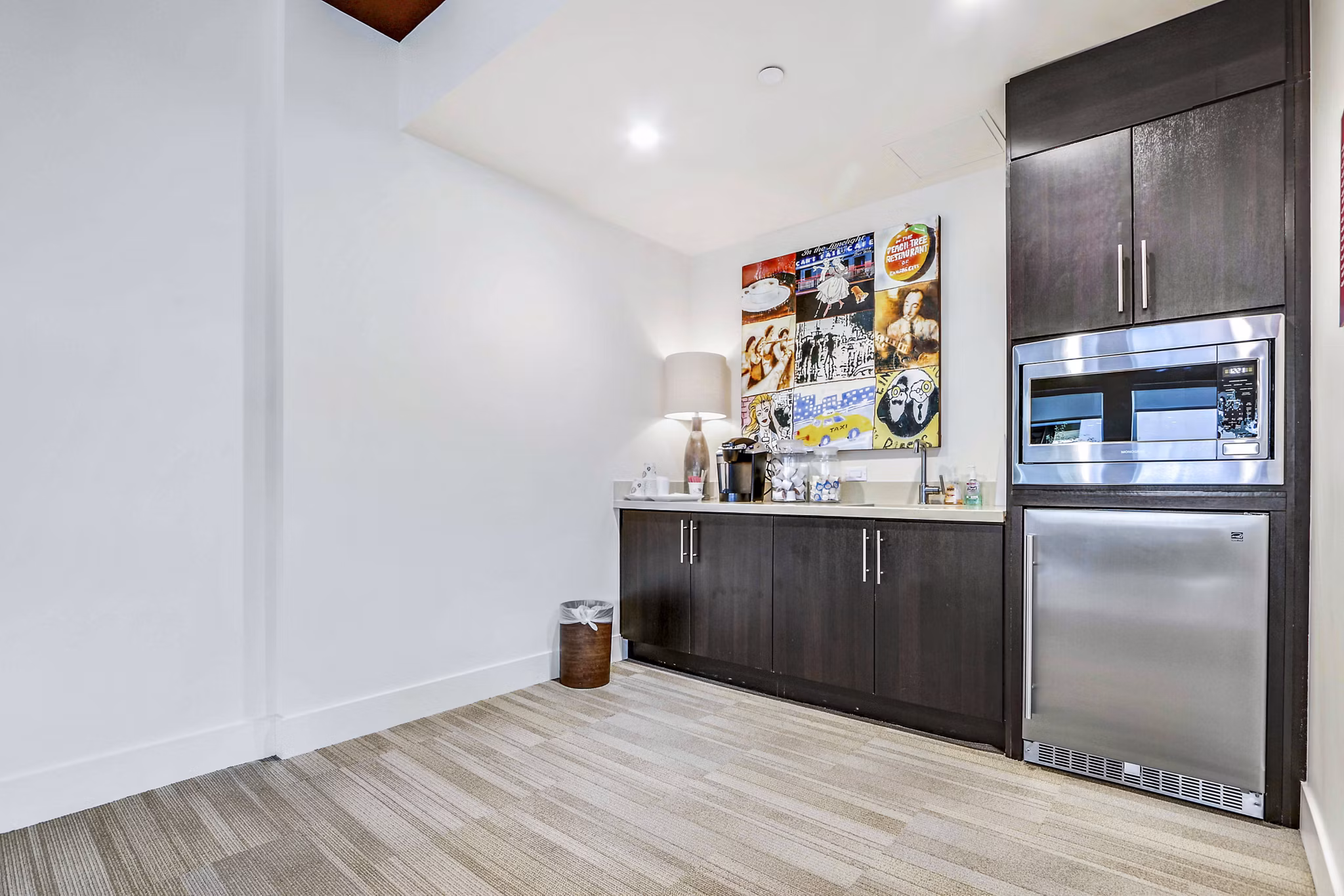 clubhouse at The Metropolitan at Larchmont Village Apartments