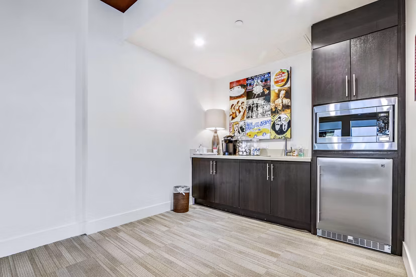 clubhouse at The Metropolitan at Larchmont Village Apartments