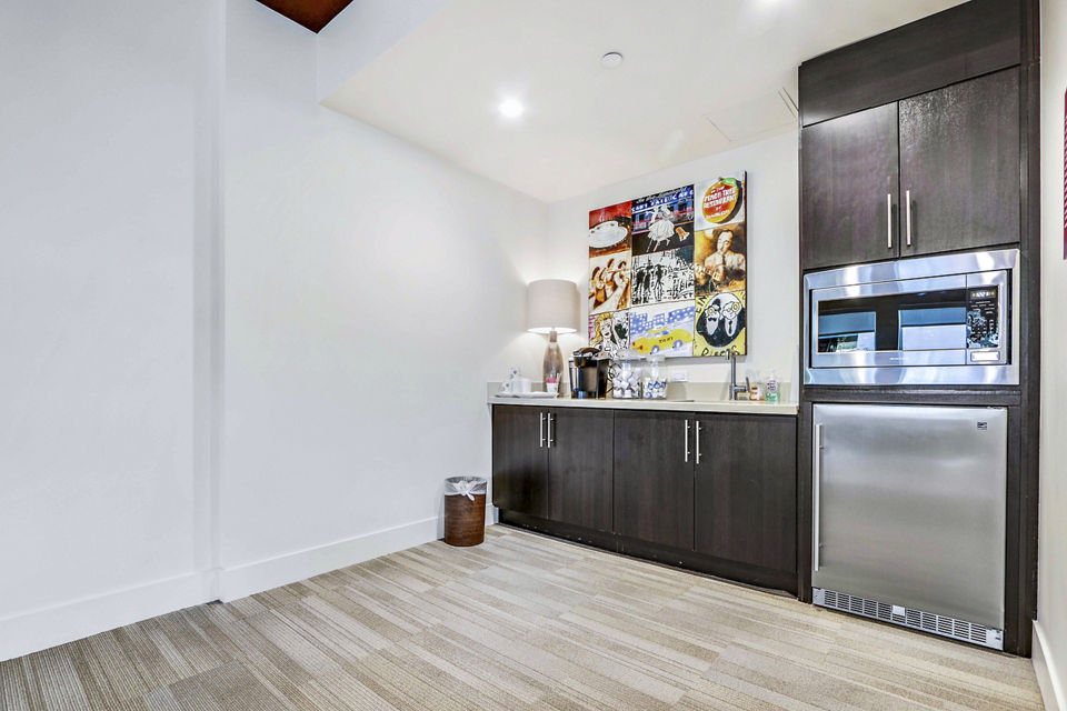 clubhouse at The Metropolitan at Larchmont Village Apartments