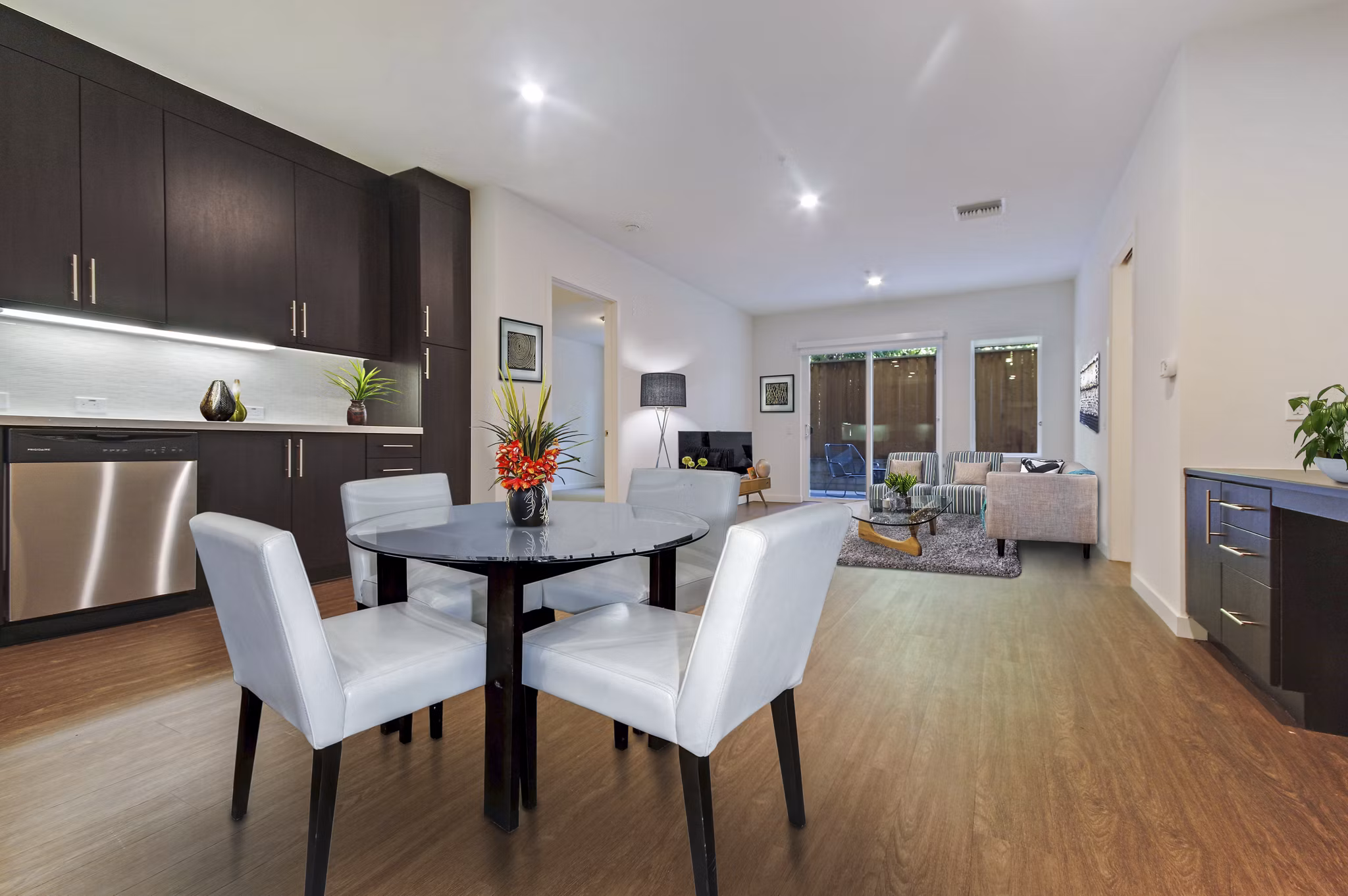 dining room at The Metropolitan at Larchmont Village Apartments