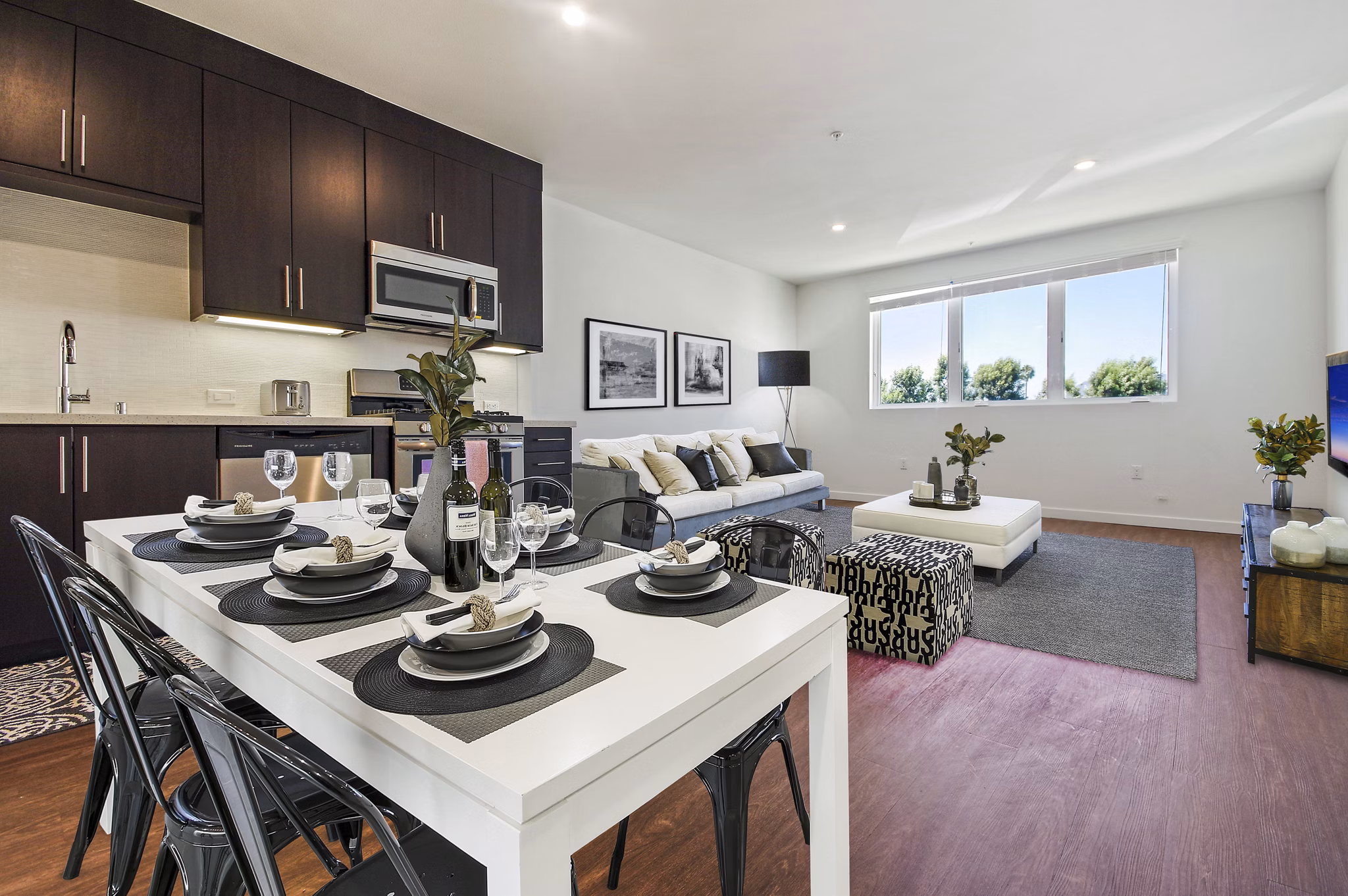 dining room at The Metropolitan at Larchmont Village Apartments
