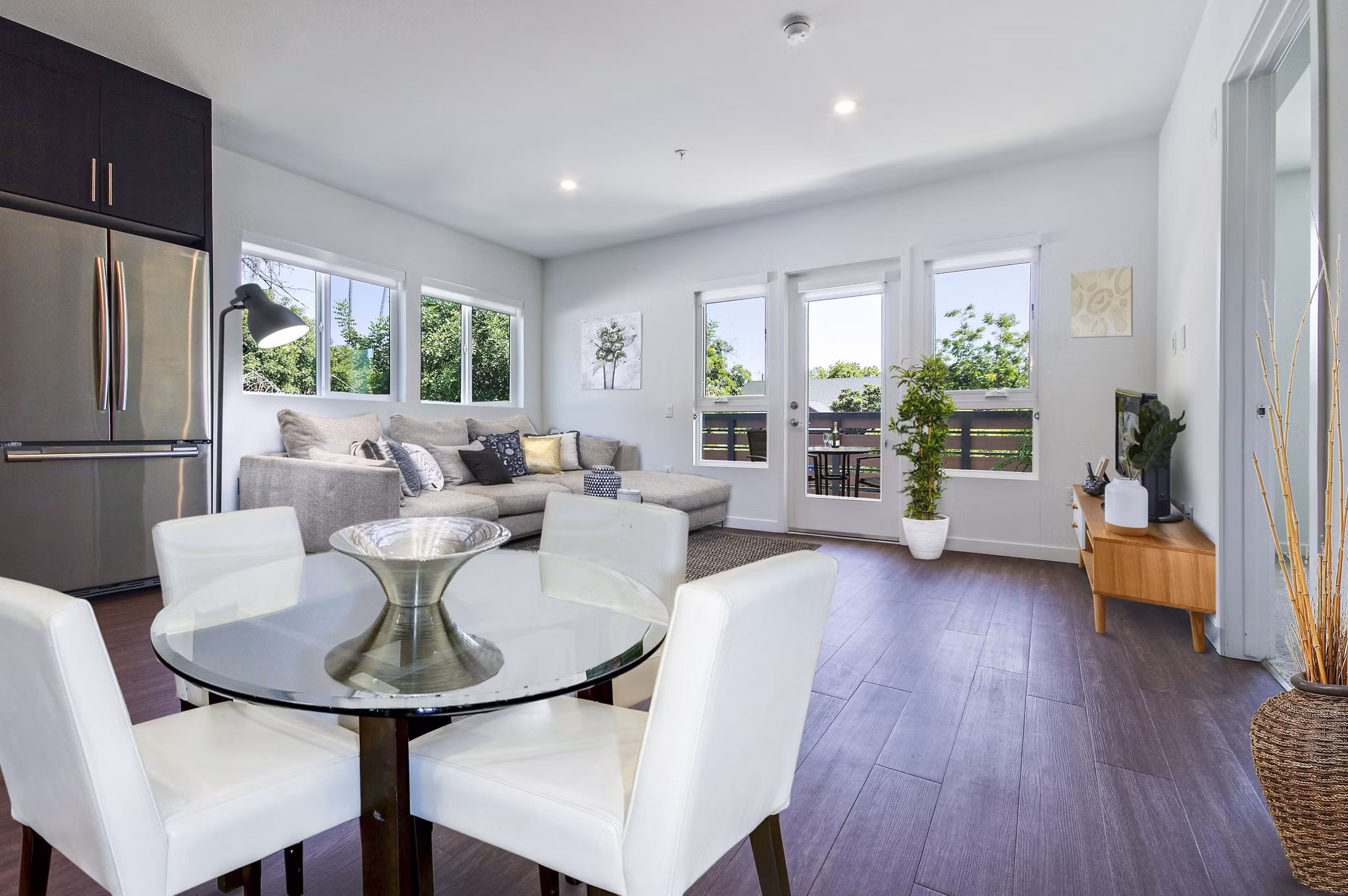 dining room at The Metropolitan at Larchmont Village Apartments
