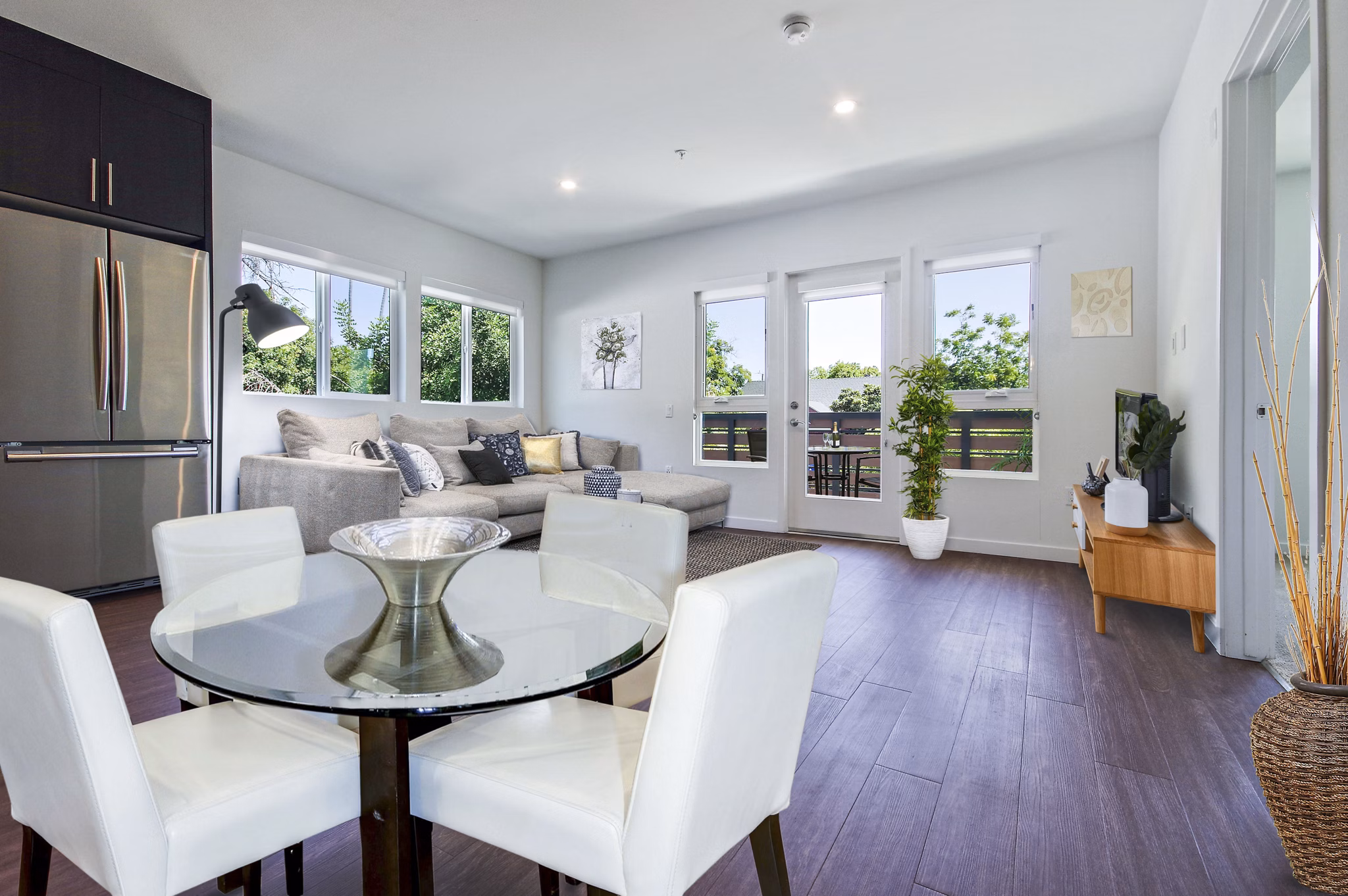 dining room at The Metropolitan at Larchmont Village Apartments