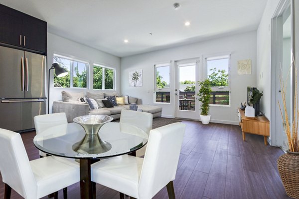 dining room at The Metropolitan at Larchmont Village Apartments