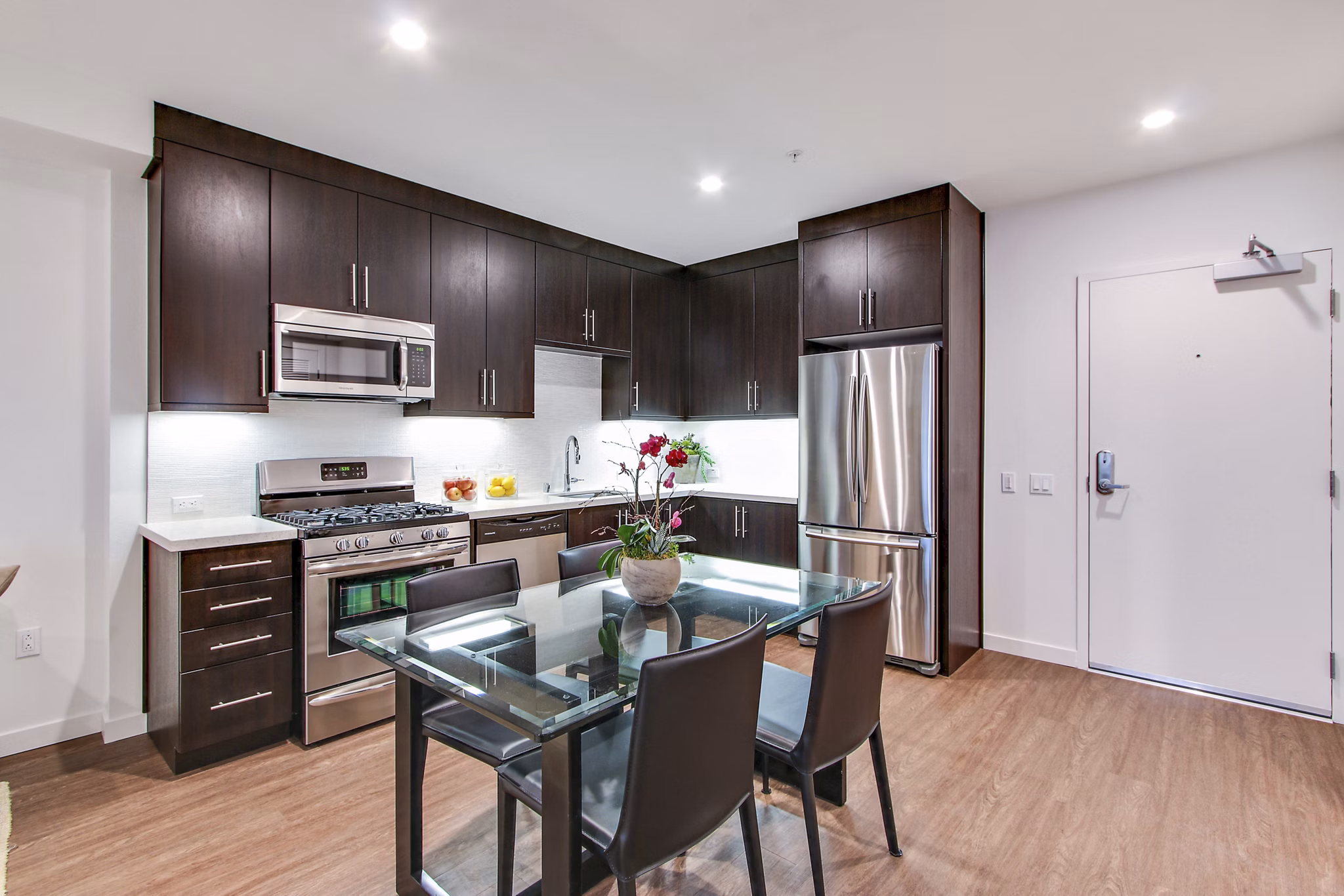 kitchen at The Metropolitan at Larchmont Village Apartment