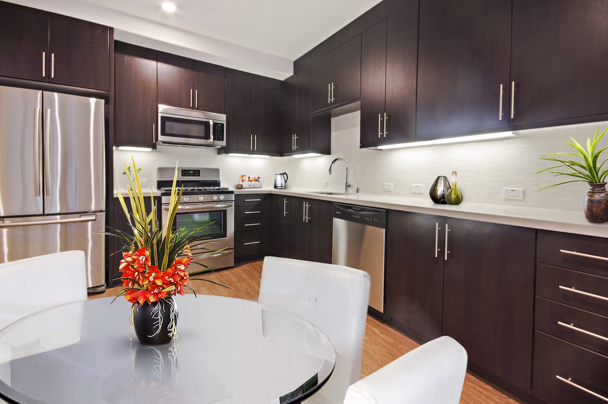 kitchen at The Metropolitan at Larchmont Village Apartment