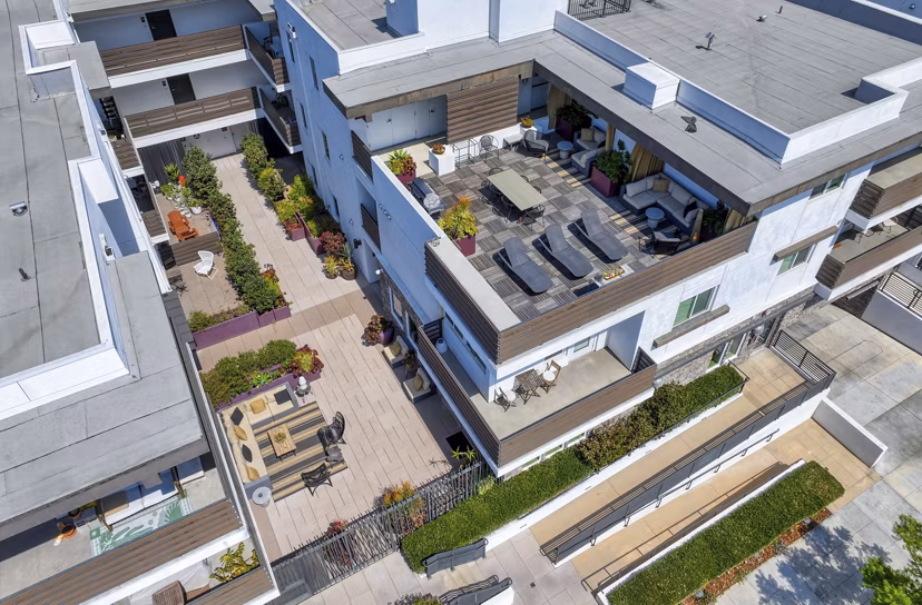 patio at The Metropolitan at Larchmont Village Apartments