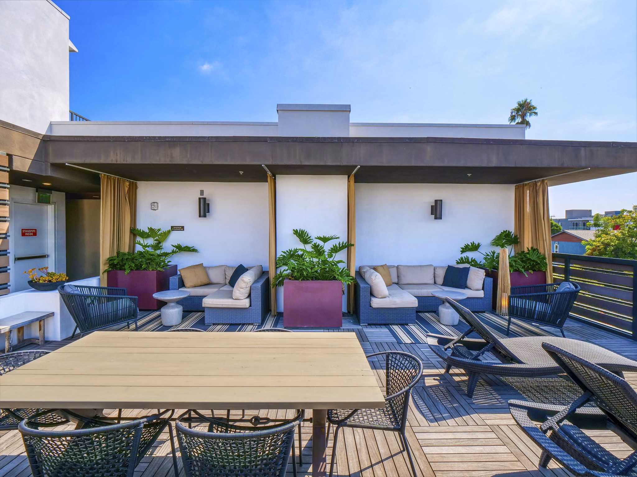 patio at The Metropolitan at Larchmont Village Apartments
