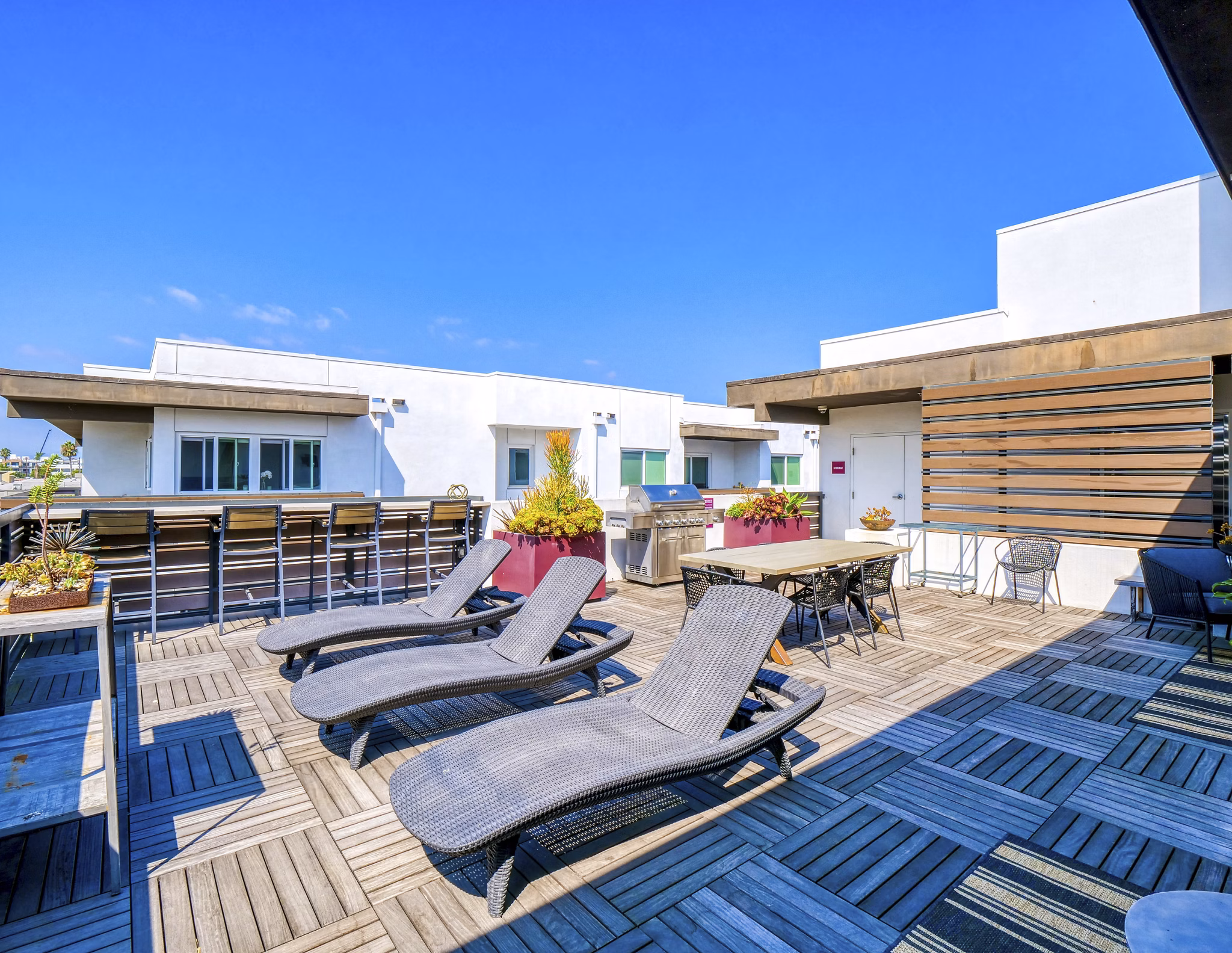 grill area/patio at The Metropolitan at Larchmont Village Apartments