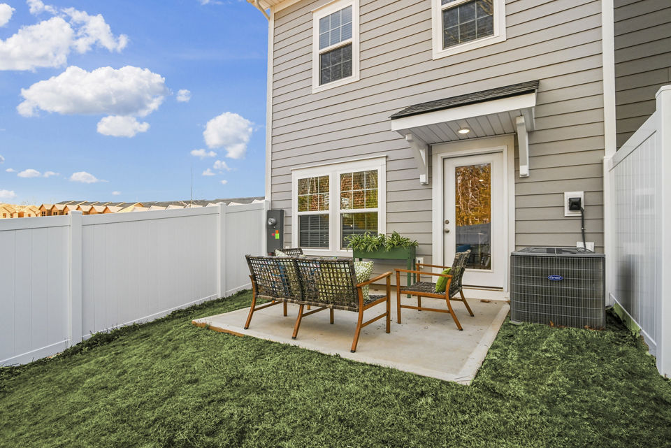 backyard/patio at Avery Apartment Homes