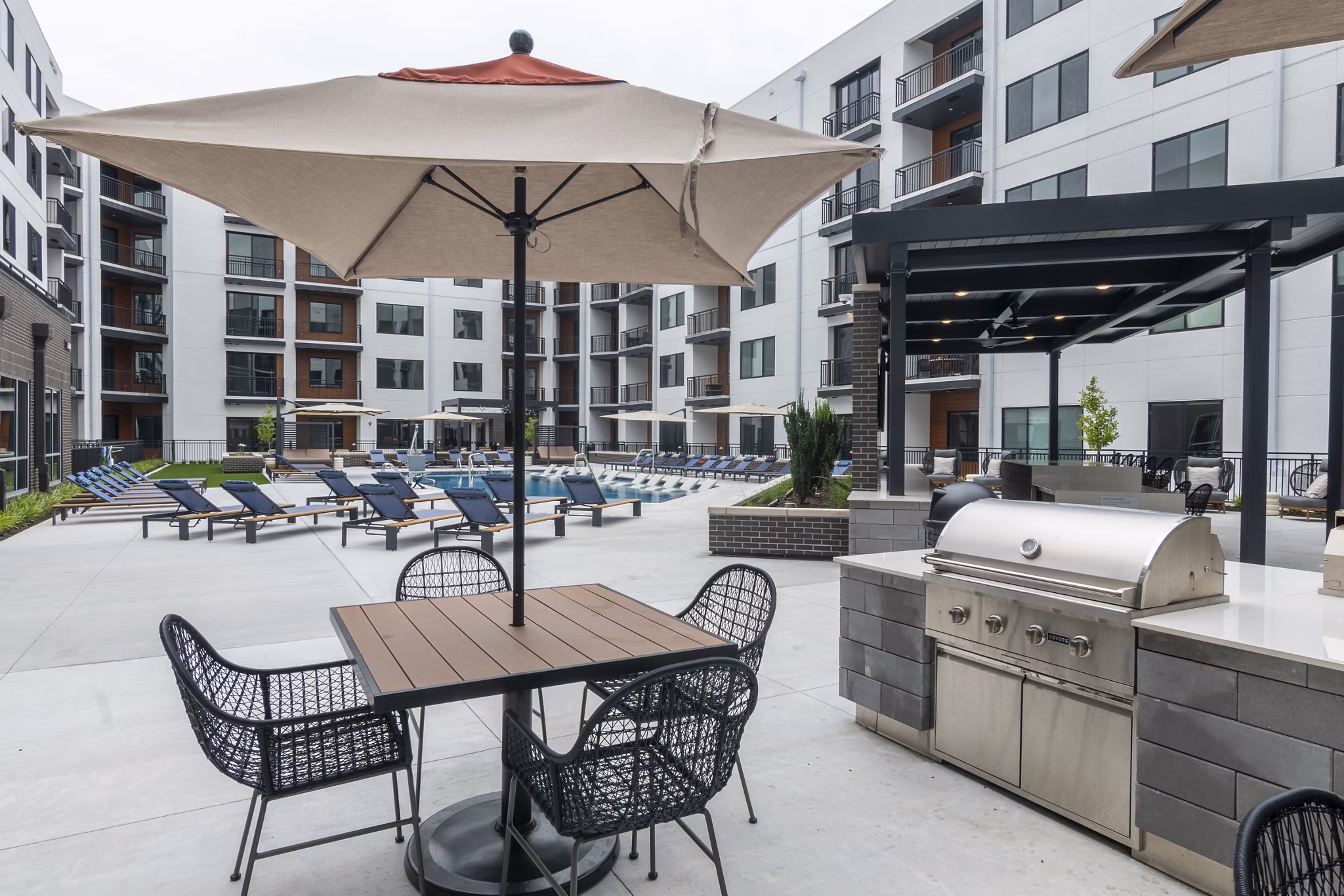 grill area/patio at The Hudson Apartments