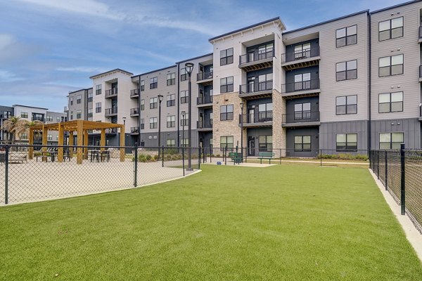 patio at Bend on Bluebonnet Apartments