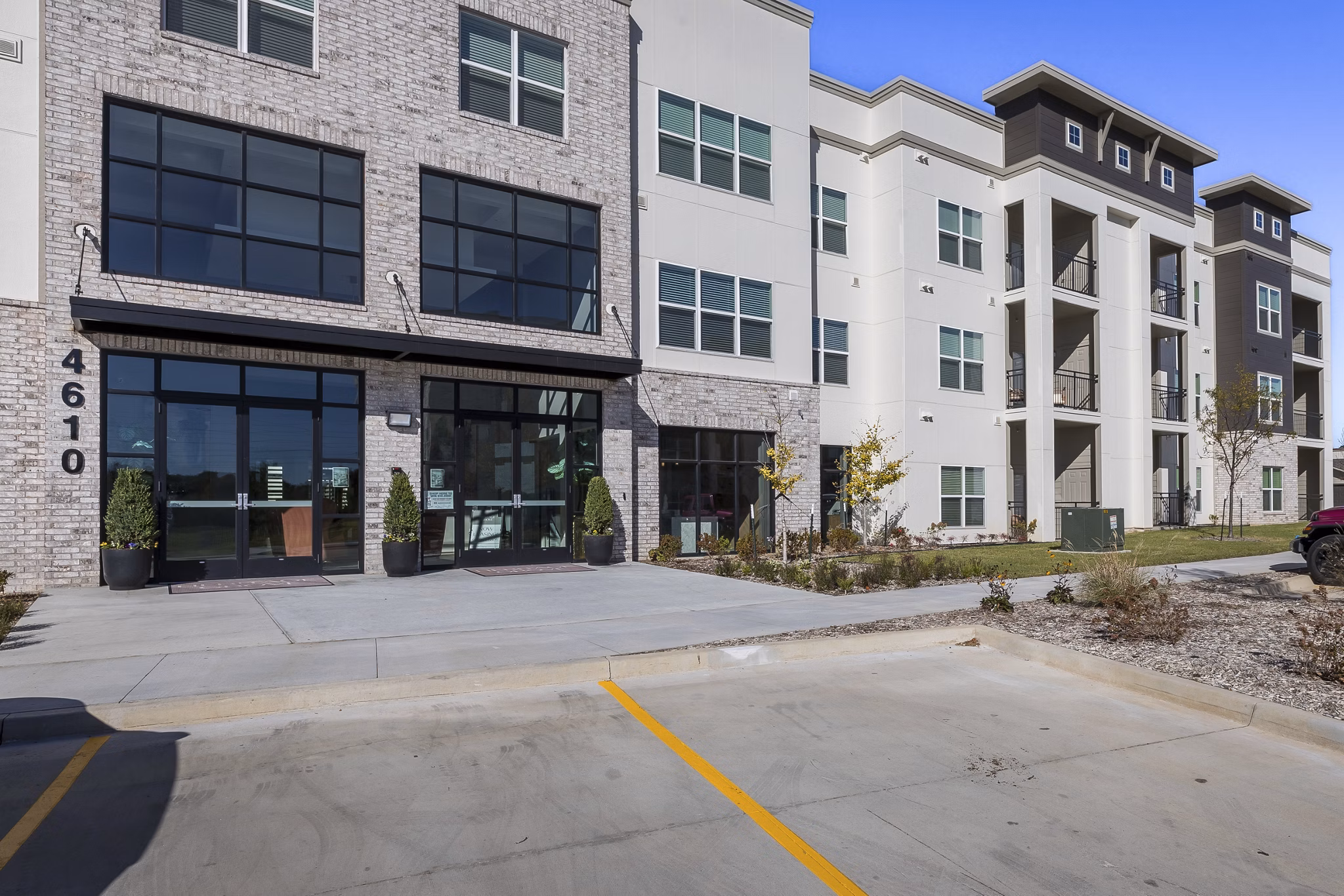 building at Heritage Grove Apartments