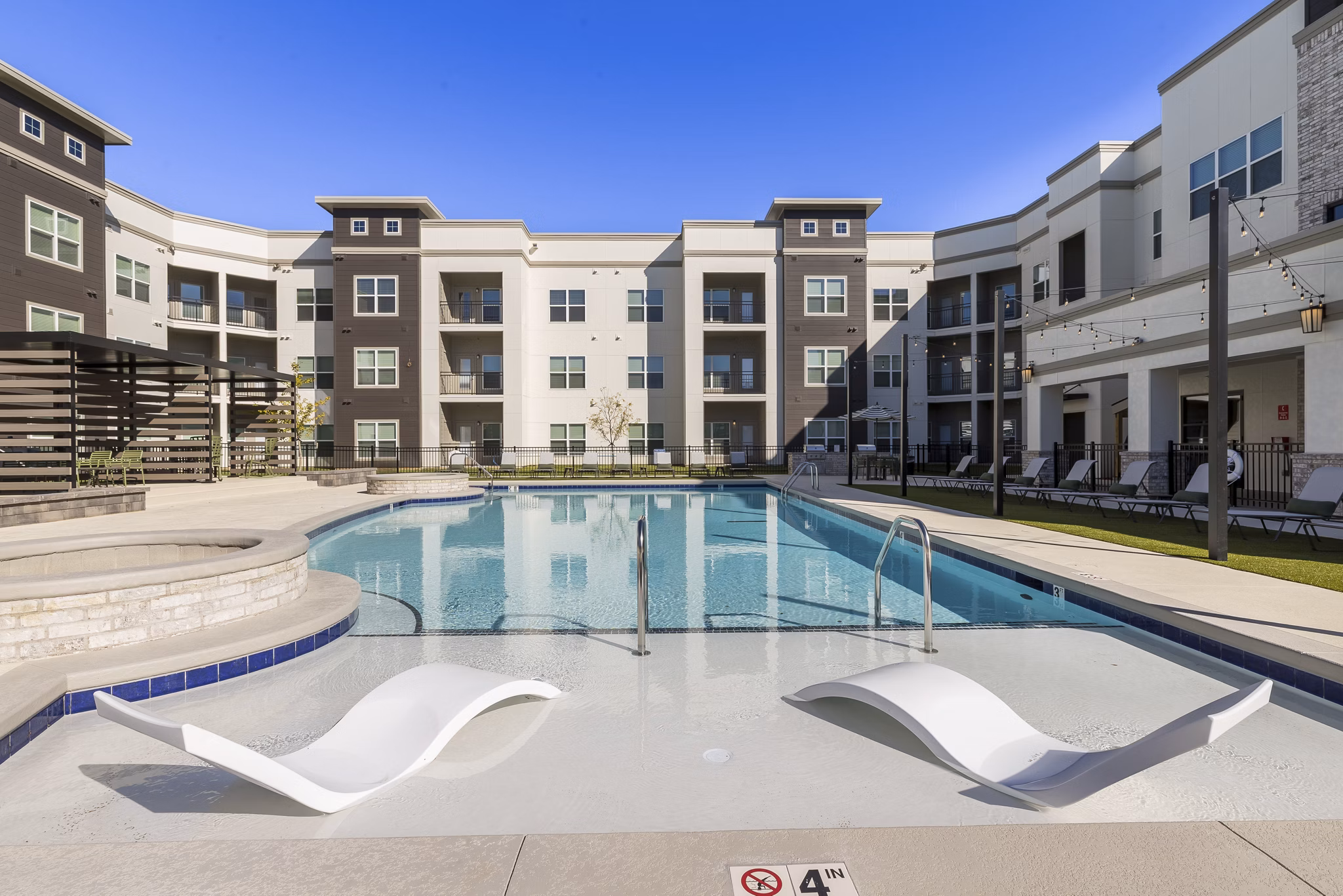pool at Heritage Grove Apartments