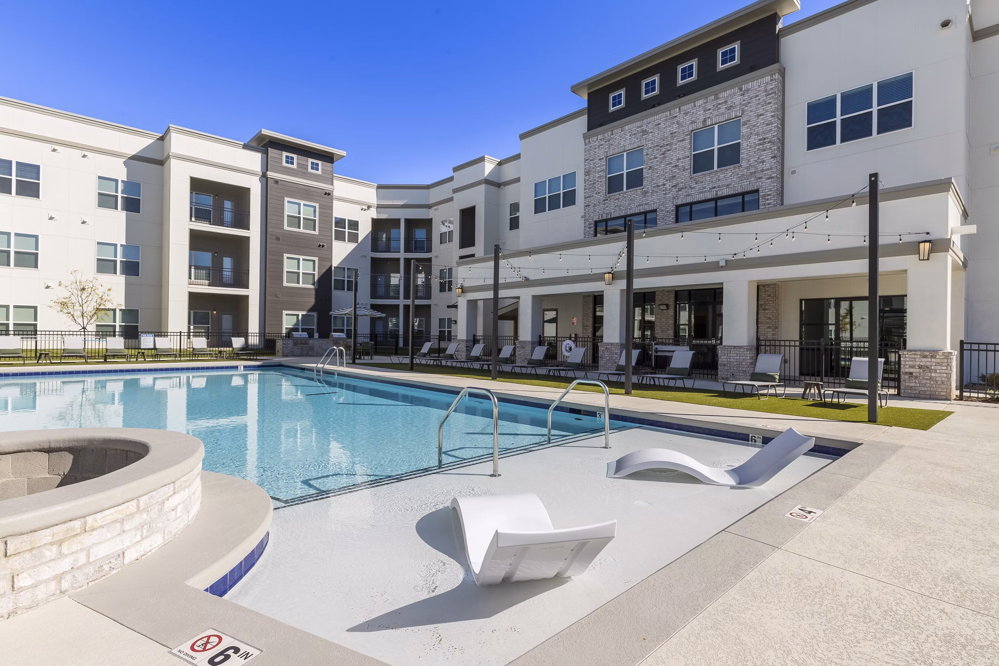 pool at Heritage Grove Apartments