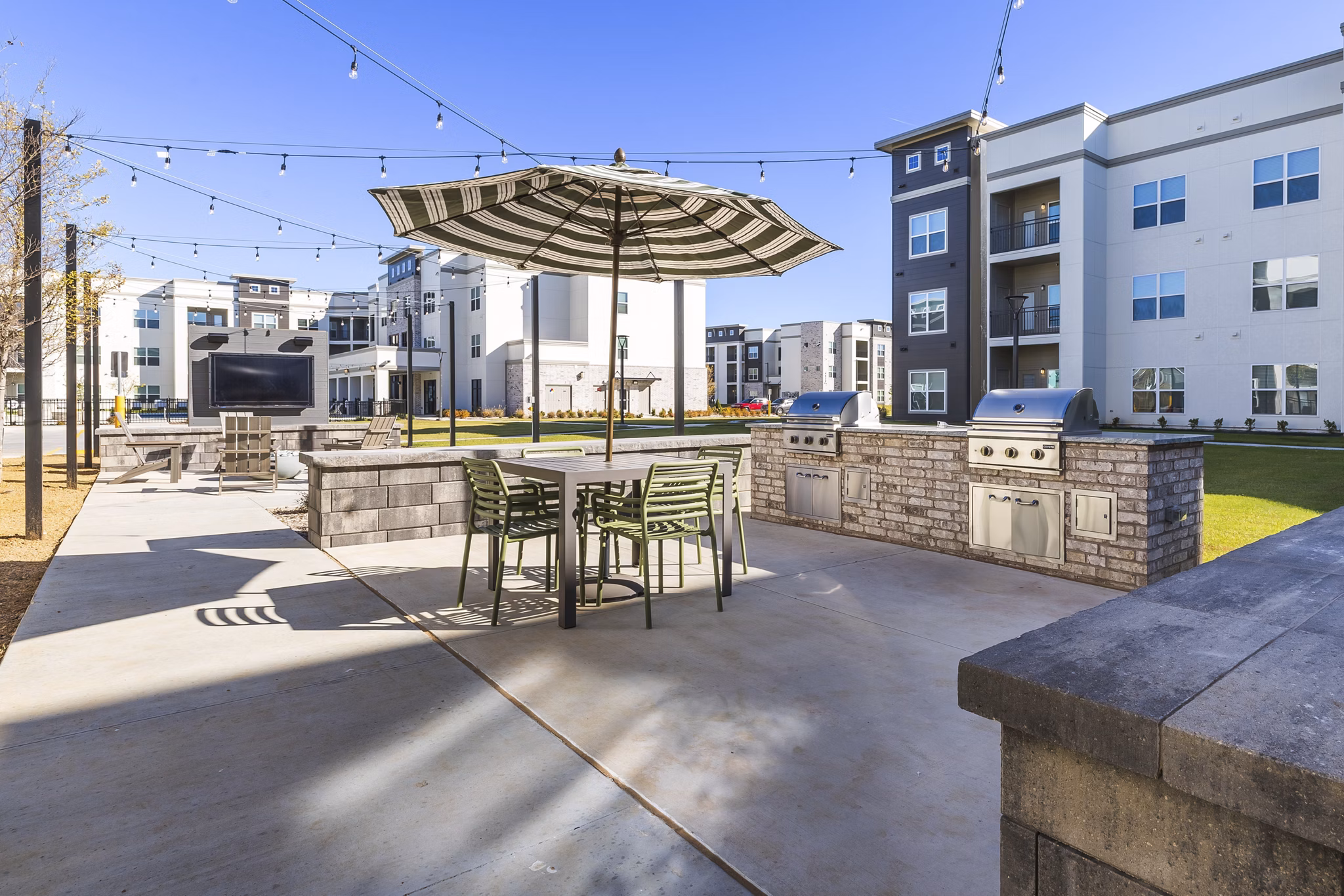 grill area at Heritage Grove Apartments