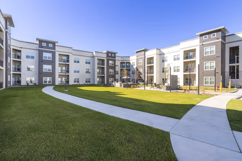 grill area at Heritage Grove Apartments