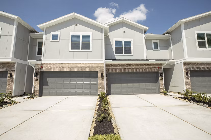 building at Skymor Pearland Apartments