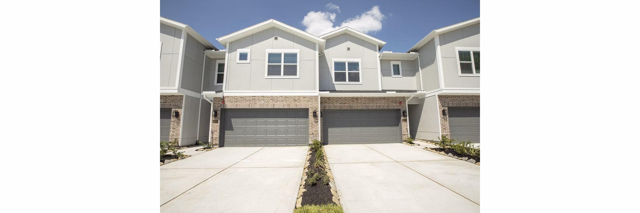 building at Skymor Pearland Apartments