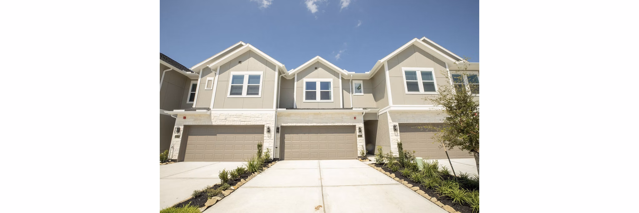 building at Skymor Pearland Apartments