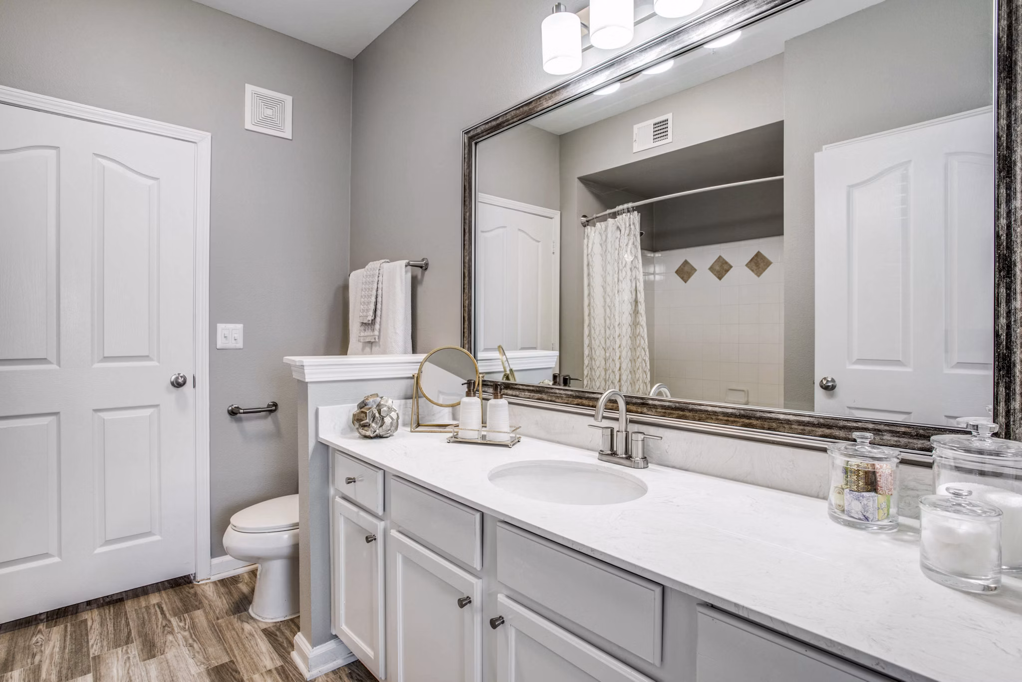 bathroom at Vista 121 Apartments