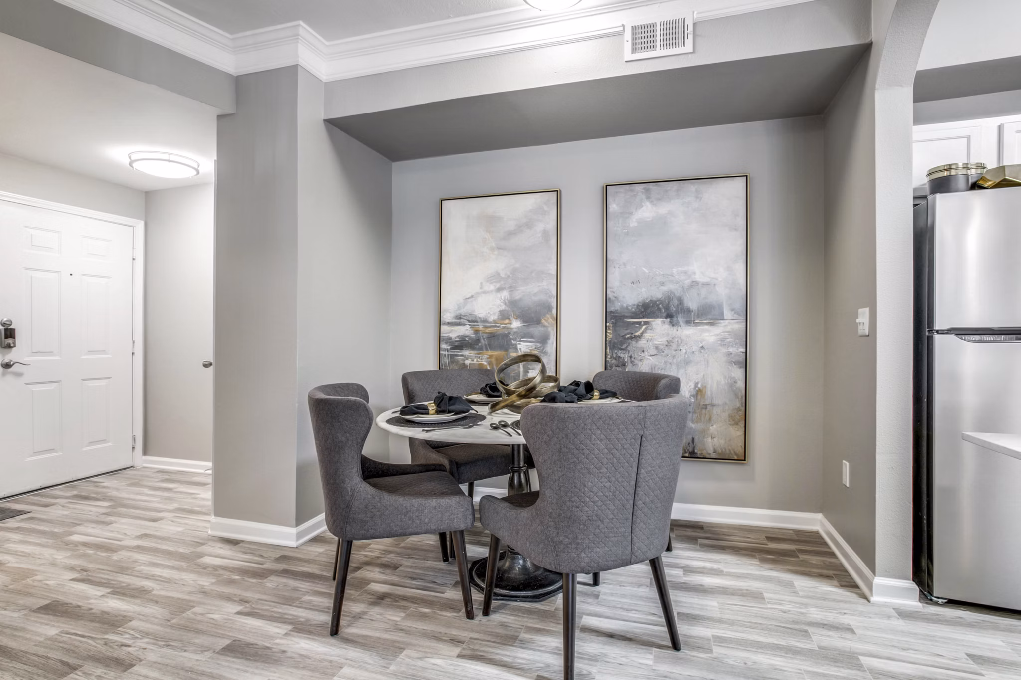 dining area at Vista 121 Apartments