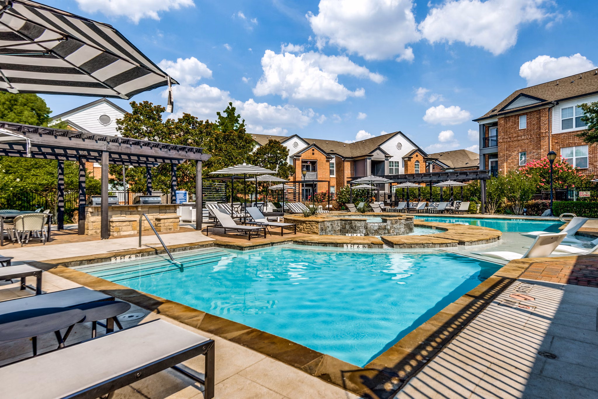 pool at Vista 121 Apartments