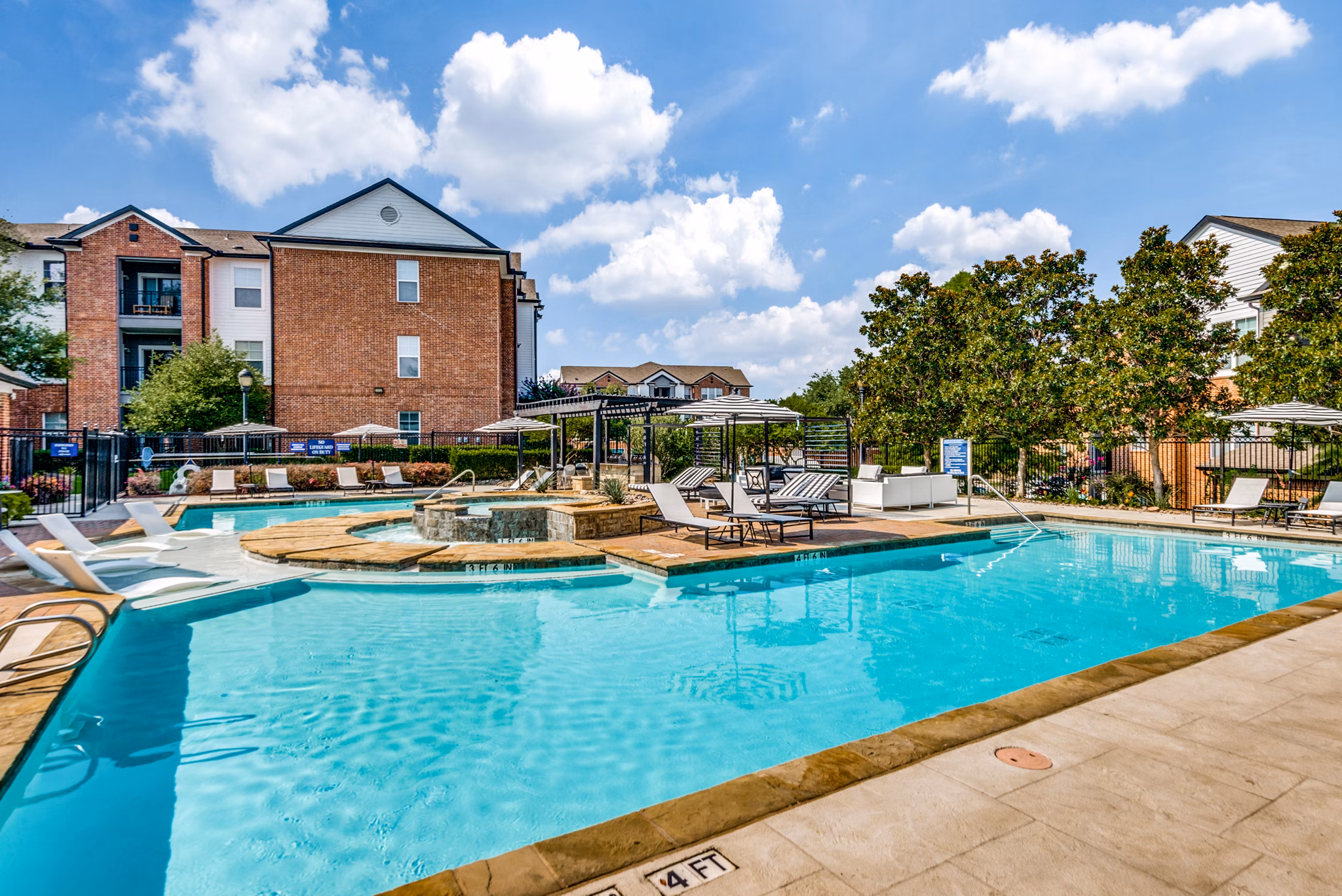 pool at Vista 121 Apartments