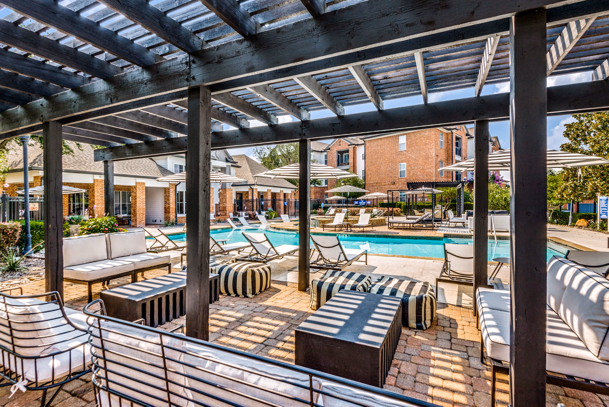 courtyard at Vista 121 Apartments