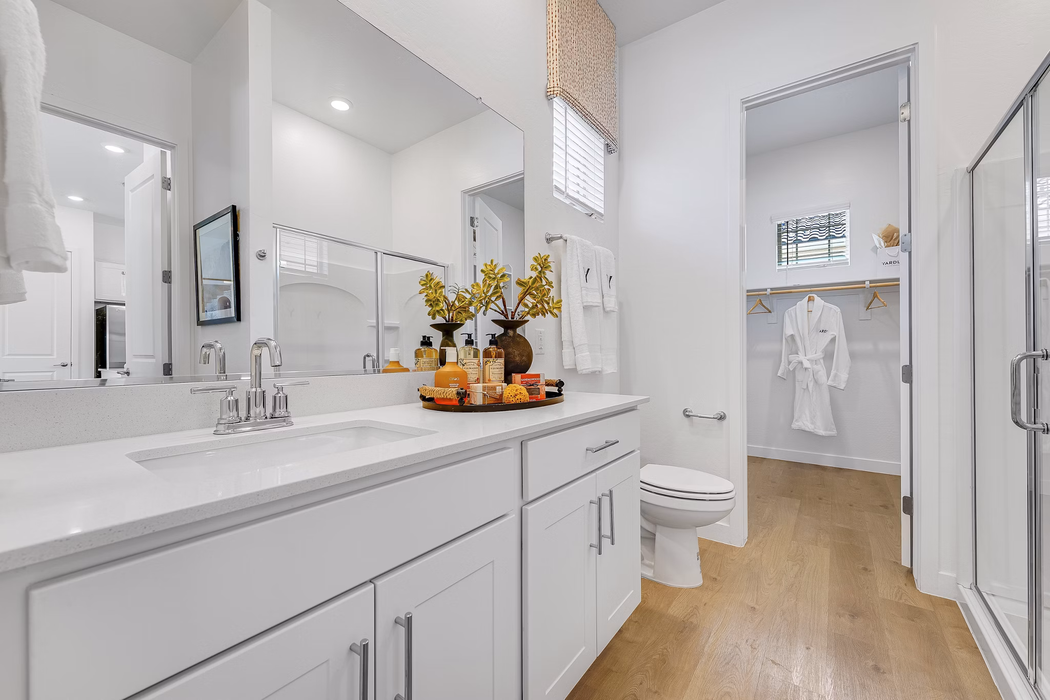 bathroom at Yardly Broadway Apartments